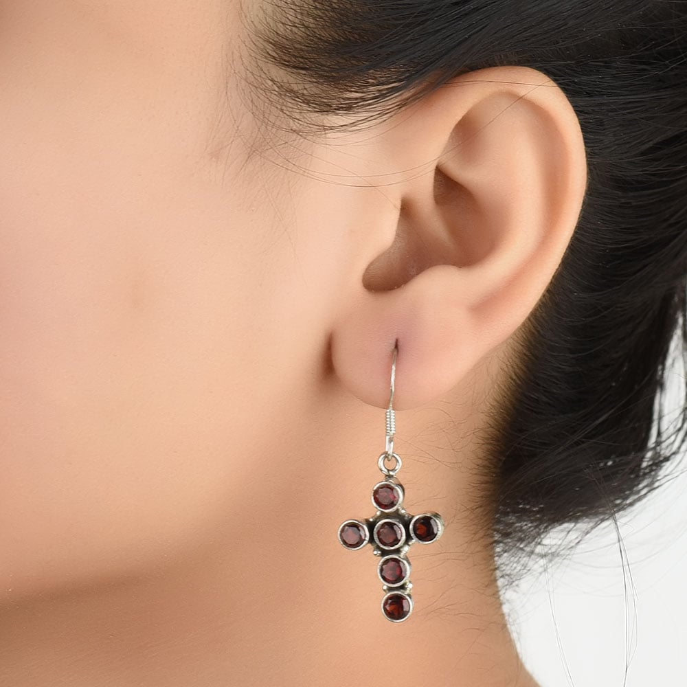 Dangle earrings with jade in 92.5 Sterling Silver, skillfully made and inspired by desert geometry.