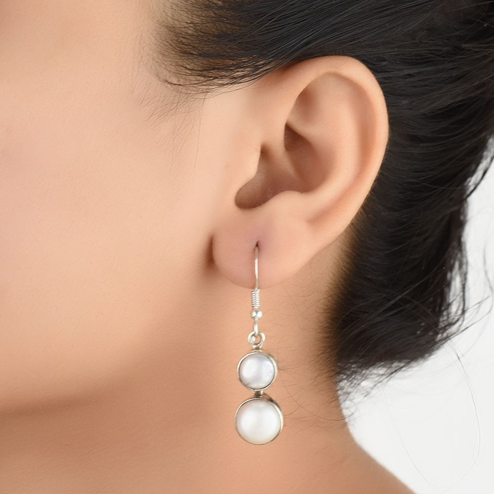 Dangle earrings with pearl in 92.5 Sterling Silver, hand-finished and inspired by carved windows.