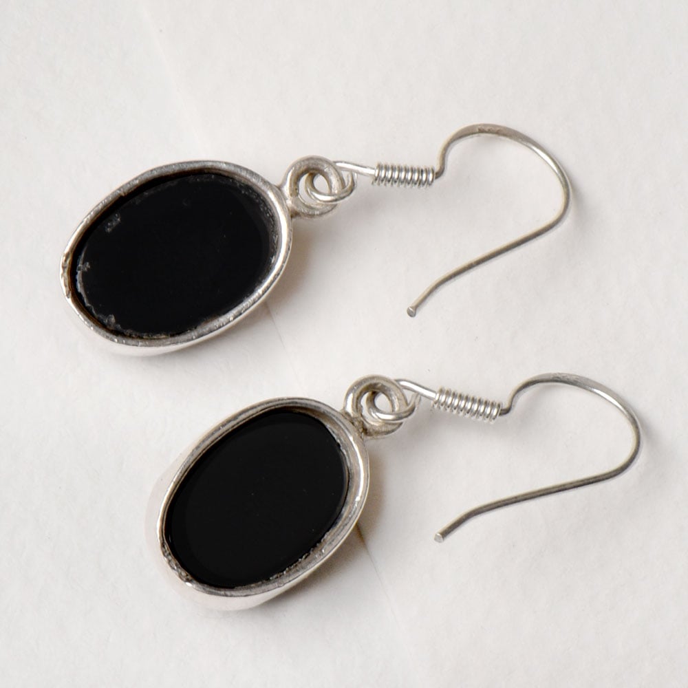 Profile of Noir Onyx earrings in 92.5 Sterling Silver