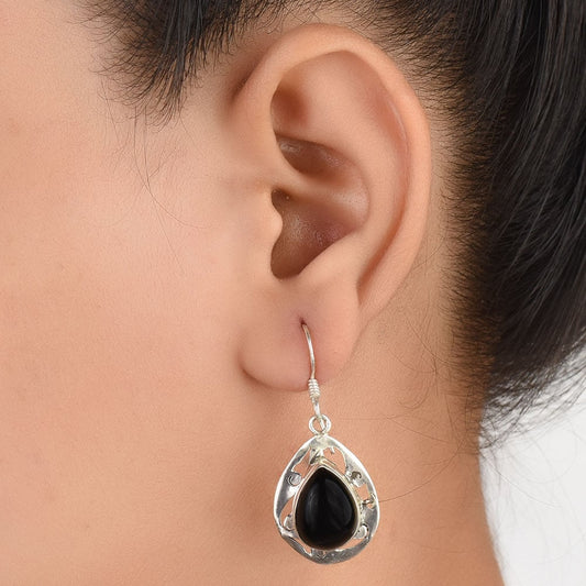 Detail of oval of Noir Onyx earrings in 92.5 Sterling Silver