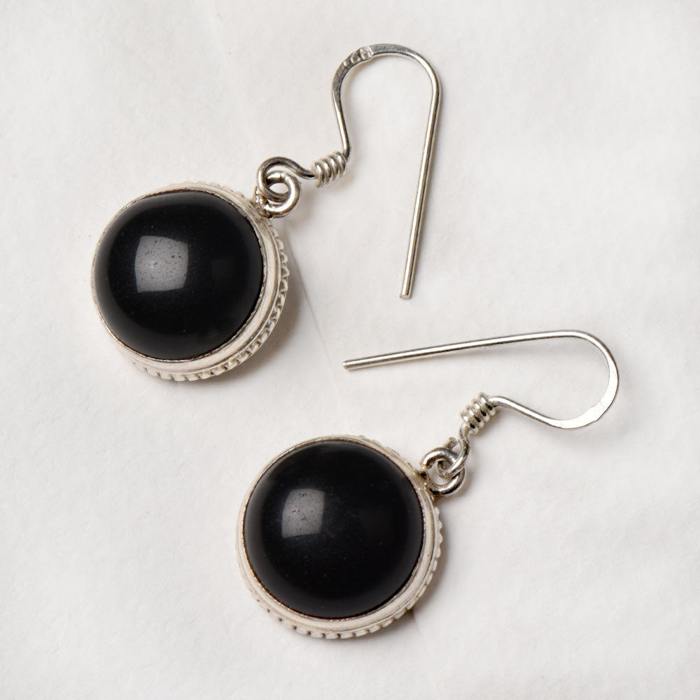 Detail of drop of Noir Onyx earrings in 92.5 Sterling Silver