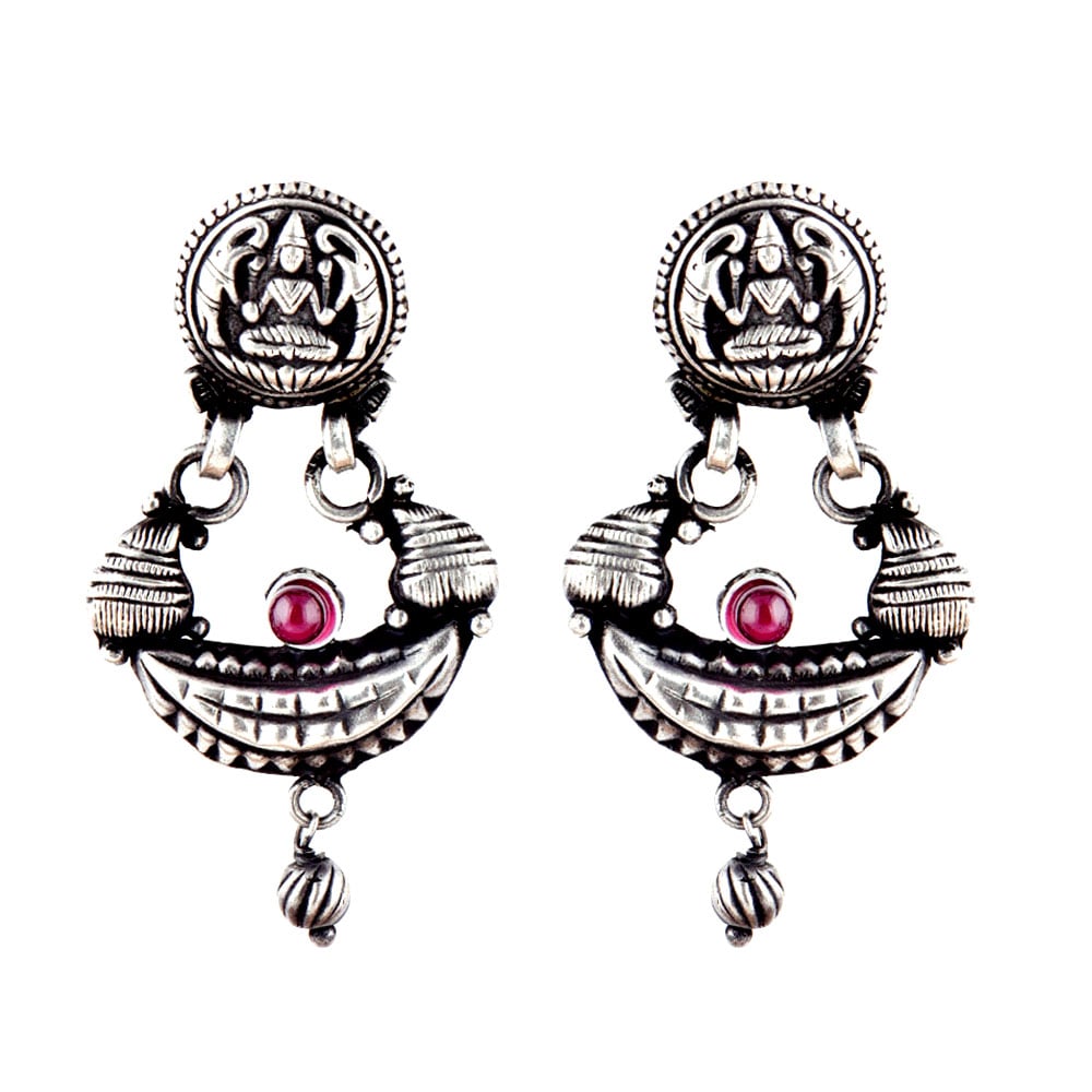 Handcrafted earrings with heritage design