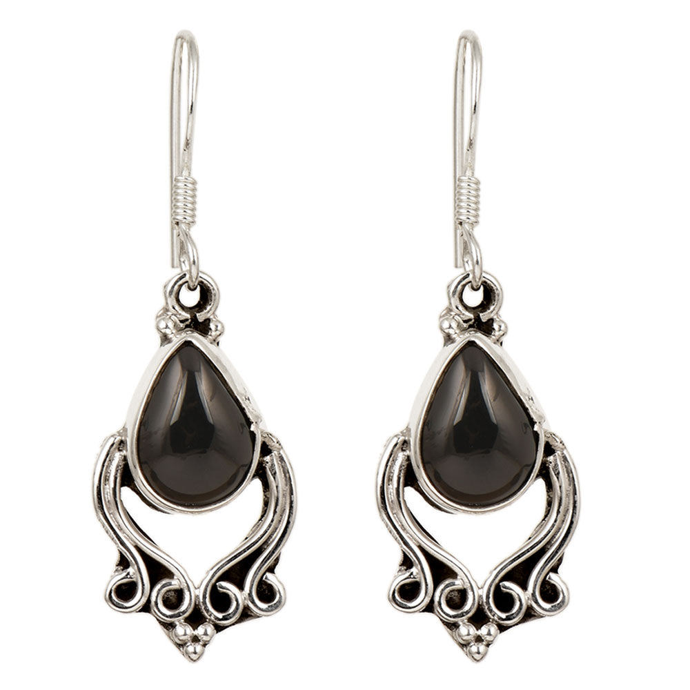 Focus on the simple black motif of these simple black stone dangle earrings.