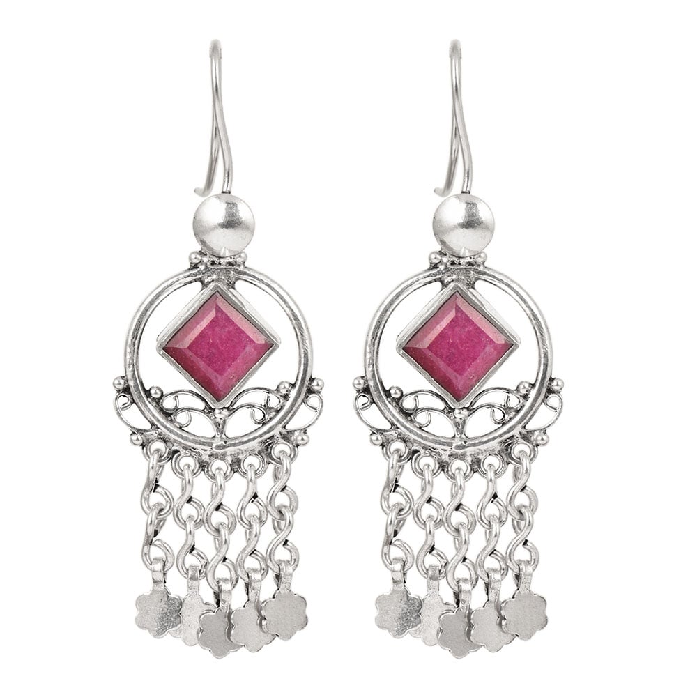 Focus on the quartz earrings motif of these quartz earrings.