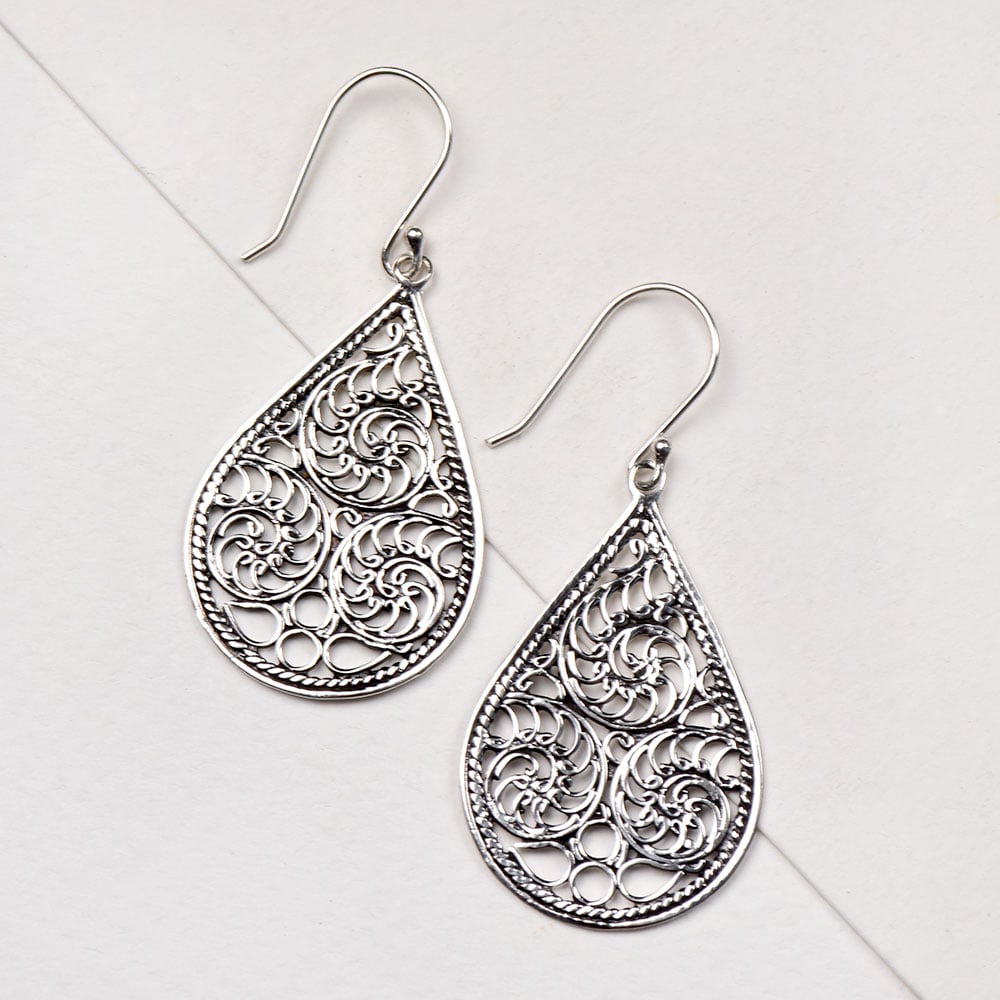 Detail of polished finish and Teardrop accent in 92.5 Sterling Silver